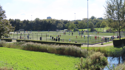 912075 Overzicht van enkele voetbalwedstrijden voor de jeugd op het terrein van Sportvereniging DESTO (Componistenlaan ...